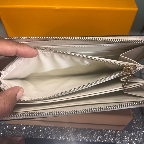 Authentic Louis Vuitton Matte Vernis Zippy Wallet - Picture 12 of 16